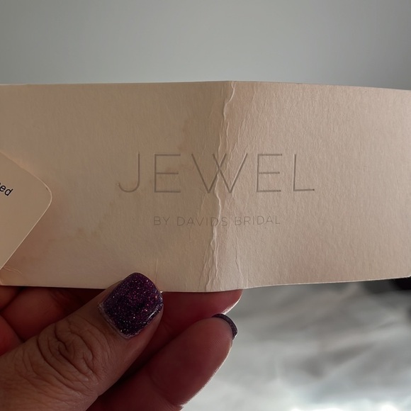 David’s bridal white wedding dress never used size 9. Comes with veil and belt - Picture 16 of 16